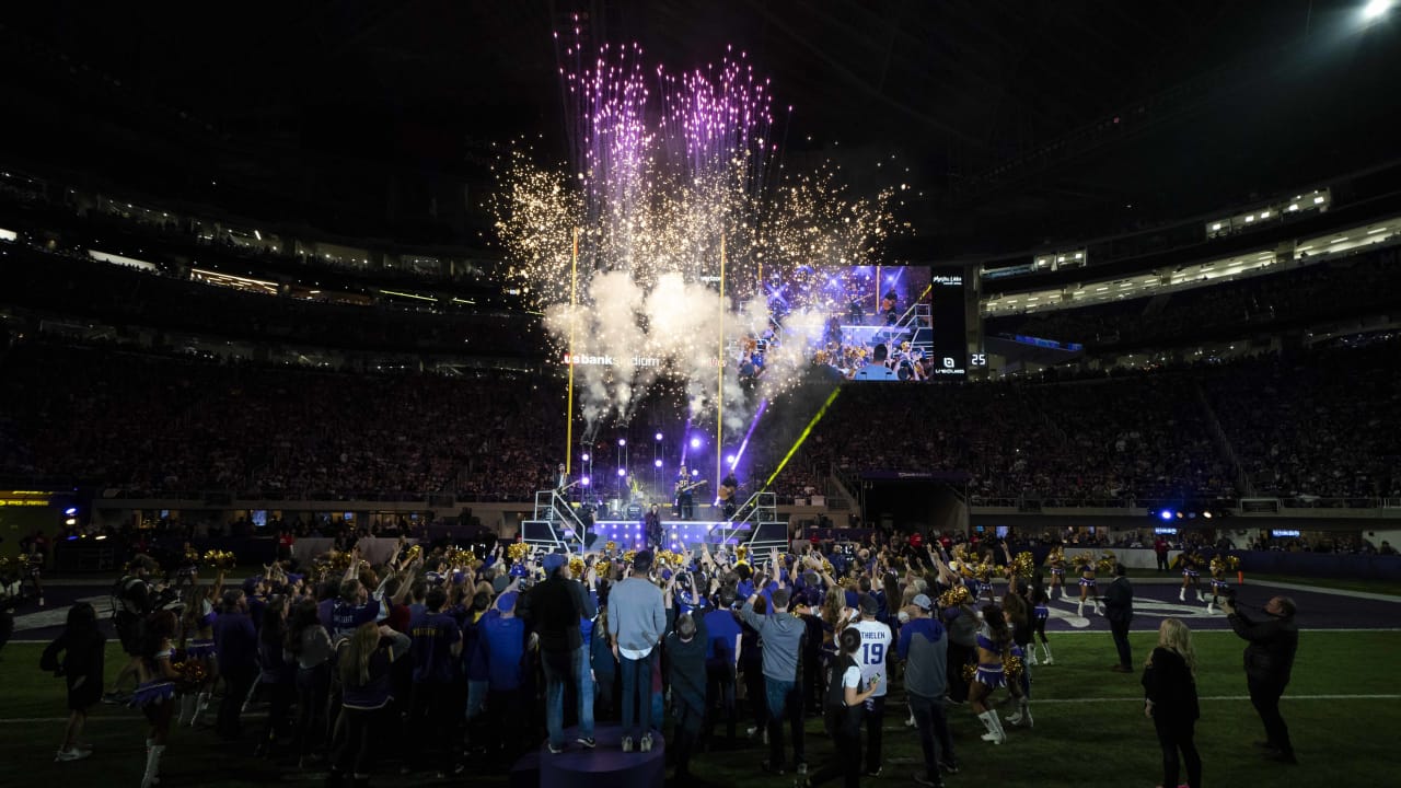 1998 Halftime Celebration, The #Vikings honored the 15-1 1998 squad during  halftime of Sunday's game. 