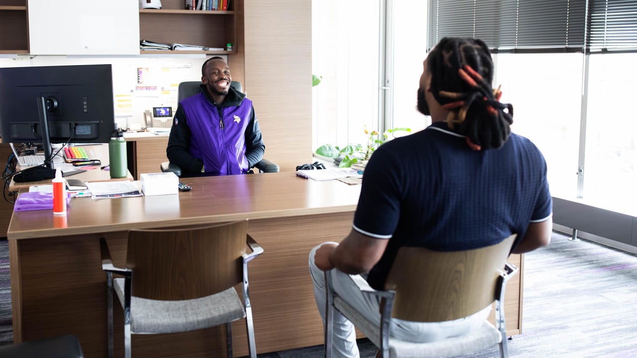 Za'Darius Smith wearing Anthony Barr's former No. 55 in new photo