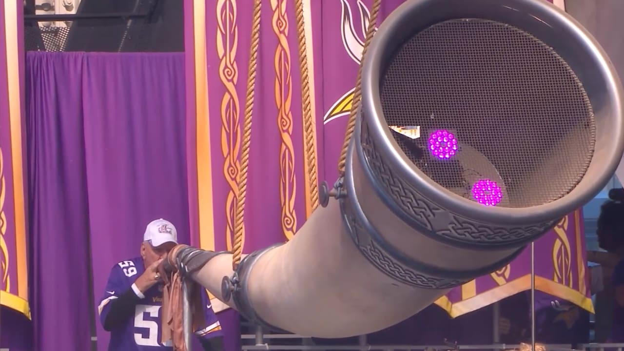 Vikings Legend Lonnie Warwick Sounds The Gjallarhorn Before Vikings-Lions  Game