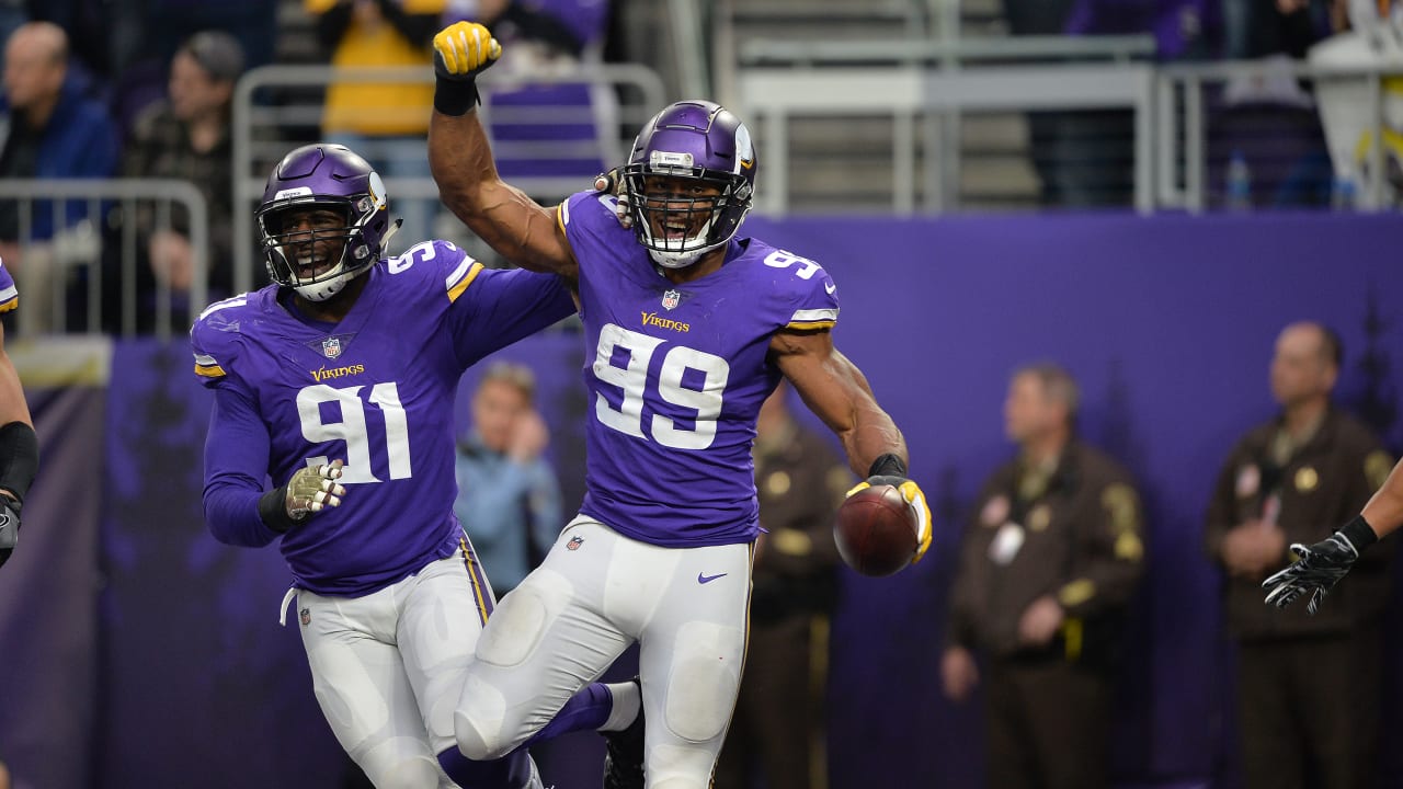 Danielle Hunter is in pads and ready for some FOOTBALL at Vikings training  camp. 