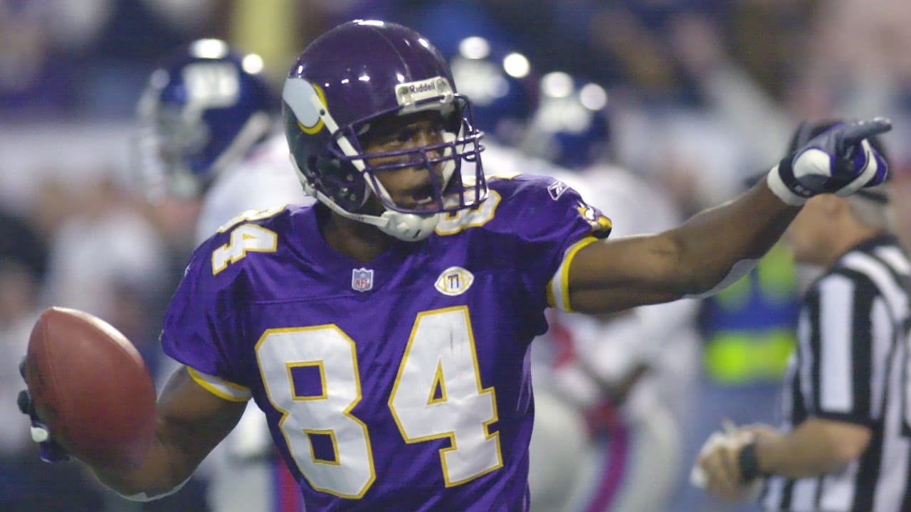 Offensive lineman Randall McDaniel of the Minnesota Vikings looks on  Foto di attualità - Getty Images