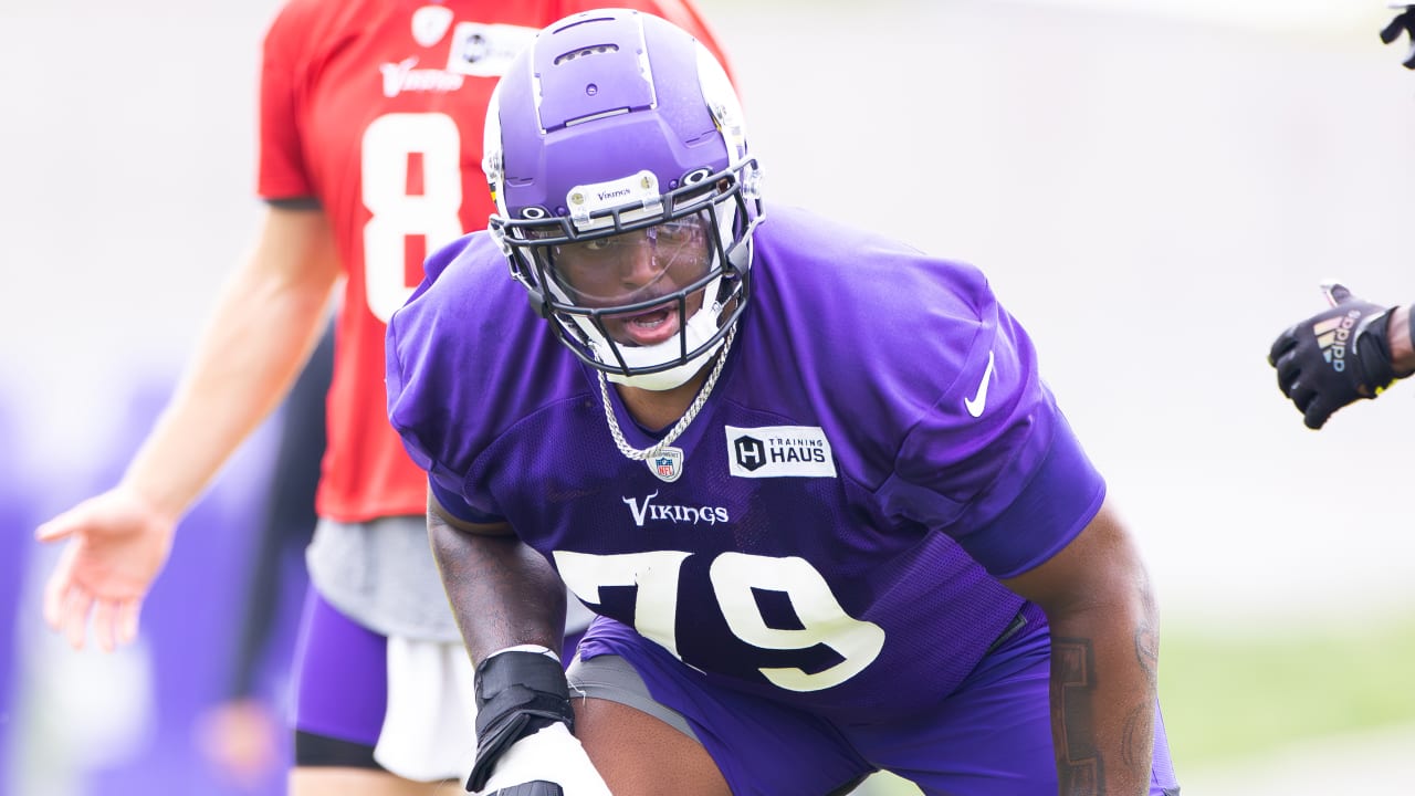 Vikings trade Rockford Auburn graduate Vederian Lowe to the Patriots