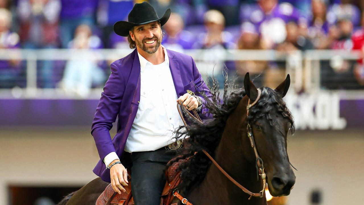 Jared Allen was inducted into the Minnesota Vikings Ring of Honor  yesterday. He was introduced in epic fashion! : r/nfl