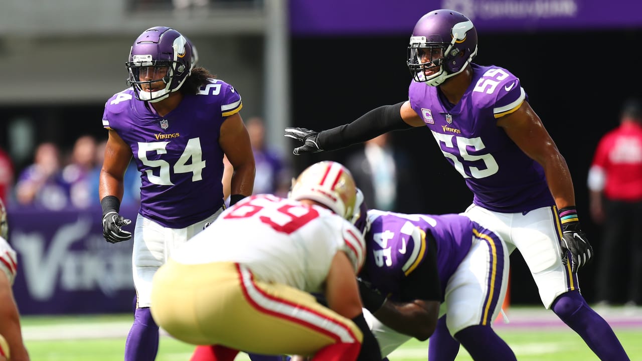 Minnesota Vikings middle linebacker Eric Kendricks reaches for a