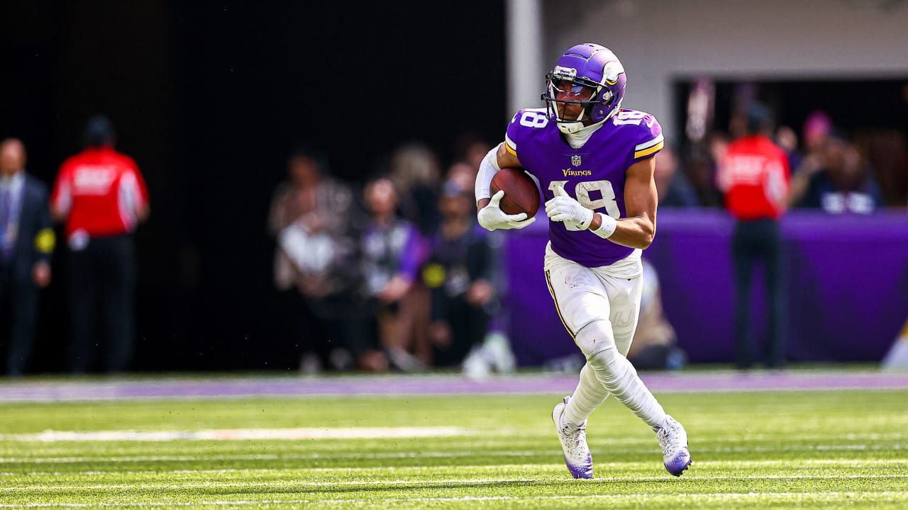 Minnesota Vikings linebackers Jordan Hicks (58) and Troy Dye (45) react  after a play during the second half of an NFL football game against the  Arizona Cardinals, Sunday, Oct. 30, 2022 in