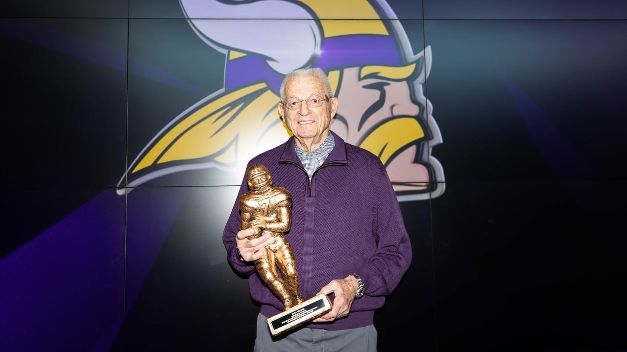 Paul Wiggin Awarded 2023 Bud Grant Distinguished Minnesotan Trophy - Vimarsana News