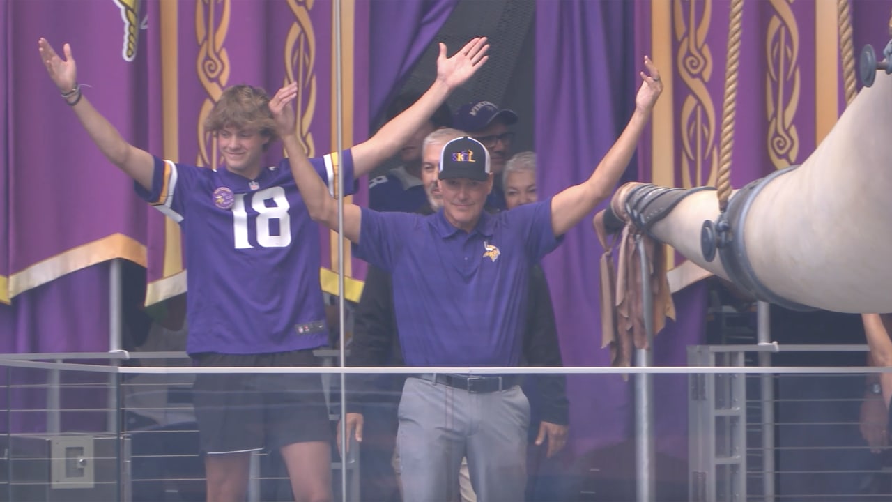 Brian O'Neill Sounds the Gjallarhorn & Leads Skol Chant Prior to Minnesota  Vikings Wild Card Game 