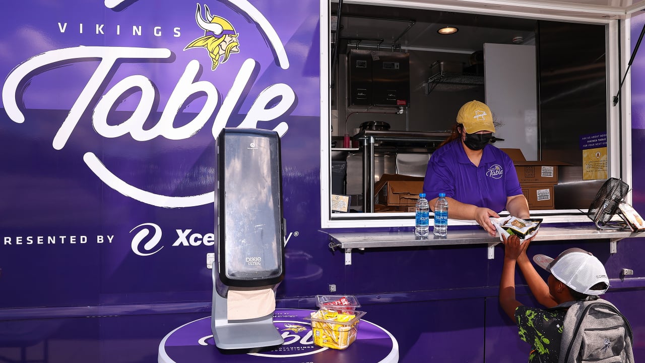 Minnesota Vikings' Vikings Table Food Truck Program Serves Healthy Meals To  Kids In Need