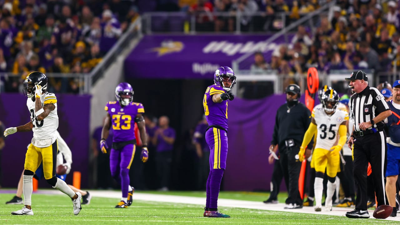 Vikings' retooled offensive line makes mistakes but holds up