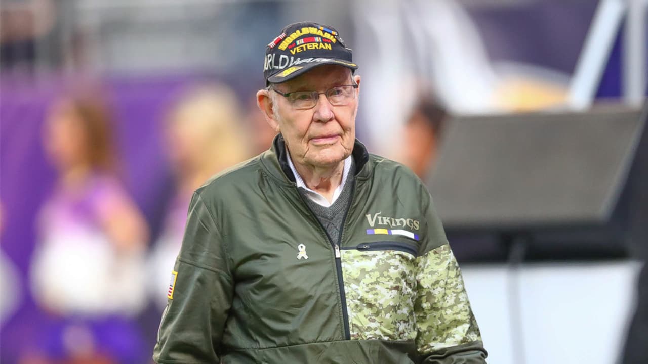 Vikings' Jared Allen carried an American flag onto Mall of America Field to  honor servicemen and women on Veterans' Day Sunday, November 11, 2012, in  Minneapolis, Minnesota. The Minnesota Vikings defeated the