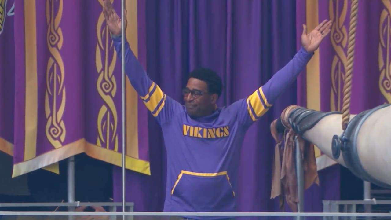 Cris Carter Sounds the Gjallarhorn Before Minnesota Vikings-Green Bay  Packers Game 