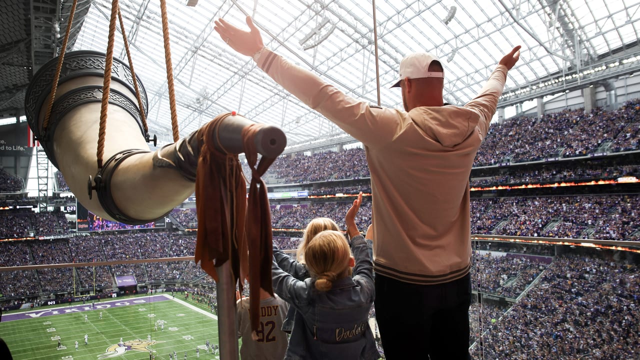 Paul Krause Sounds The Gjallarhorn Prior To Vikings-Steelers