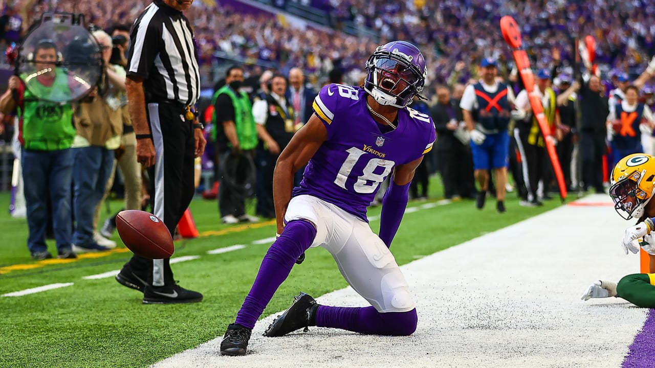 Vikings' Justin Jefferson hits ref in back with helmet as