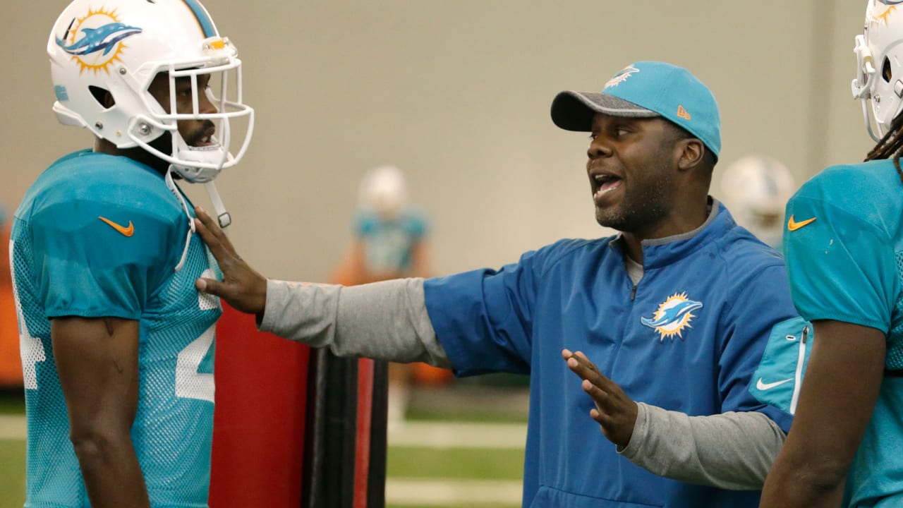 5 Things to Know About New Vikings DBs Coach Daronte Jones
