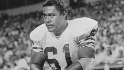 Former San Francisco 49ers great Jesse Sapolu greets fans during