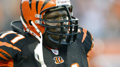 Former Cincinnati Bengals player Willie Anderson, left, signs autographs  for fans during the Super Bowl LVI Opening Night Fan Rally Monday, Feb. 7,  2022, in Cincinnati. (AP Photo/Jeff Dean Stock Photo - Alamy