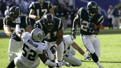 Lorenzo Neal fullback for the San Diego Chargers before a game  San  diego chargers, San diego chargers football, Chargers football