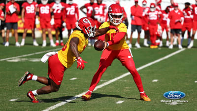 WATCH: Chiefs practice double-pass play at training camp