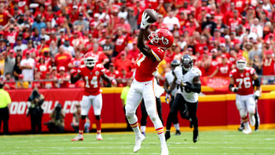 Mahomes throws 3 TD passes as Chiefs hold off Ravens, 33-28