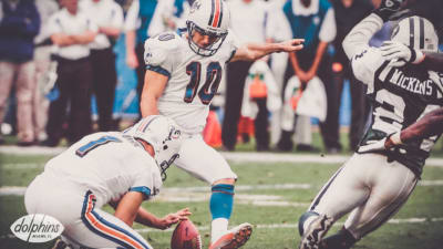 Miami Dolphins kicker Peter Stoyanovich,10, kicks the 29-yard winning field  goal during overtime against the L.A. Raiders at Joe Robbie Stadium in  Miami Oct.16, 1994. The Dolphins beat the Raders 20-17.(AP Photo/Marta  Lavandier Stock Photo - Alamy