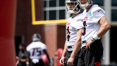 Atlanta Falcons punter Sterling Hofrichter (4) watches his kick during an  NFL football game against the Los Angeles Chargers, Sunday, December 13,  2020, in Inglewood, Calif. (AP Photo/Peter Joneleit Stock Photo - Alamy