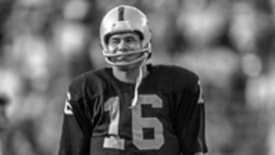 Jim Plunkett, first Latino NFL player drafted No. 1, wins opener