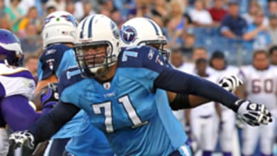 Jake Locker sits out practice with strained wrist