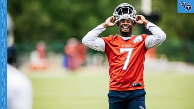 Tennessee Titans quarterback Malik Willis (7) works out before an NFL  football game against the Kansas City Chiefs Sunday, Nov. 6, 2022, in Kansas  City, Mo. (AP Photo/Peter Aiken Stock Photo - Alamy