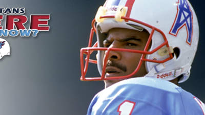 Former Houston Oilers quarterback Warren Moon acknowledges the crowd as his  number is retired by the Tennessee Titans on Sunday, Oct. 1, 2006 in  Nashville, Tenn. Moon, the fourth leading passer in