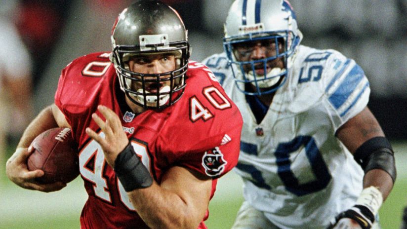 Tampa Bay Buccaneers' fullback Mike Alstott (40) plows his way through the  Chicago Bears' defense to score midway through the fourth quarter leaving  the Buccaneers trailing by three points during a game