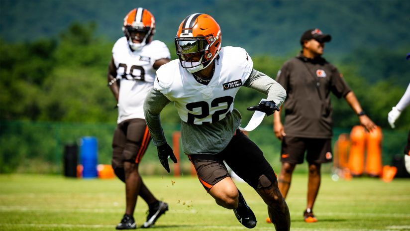 News & Notes: Kevin Stefanski, Myles Garrett react to “Brownie the Elf”  logo at midfield