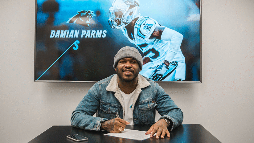 Damian Parms signs one-year contract