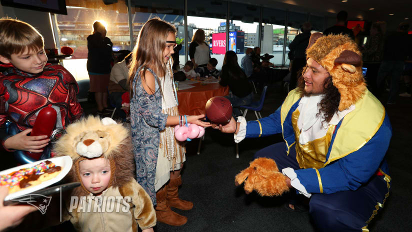Patriots Dress Up As Disney Characters At Halloween Party For Pediatric Cancer Patients