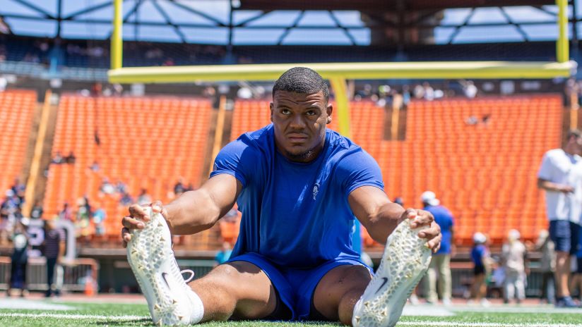 Linebacker (59) Micah Kiser of the Los Angeles Rams warms up on the field before the Rams 14-10 loss to the Cowboys in an NFL preseason football game, Saturday, August 17, 2019, Honolulu, HI. (Jeff Lewis/Rams)