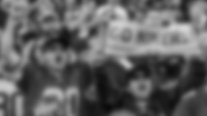 092117-FAN-CHEERING-TB
