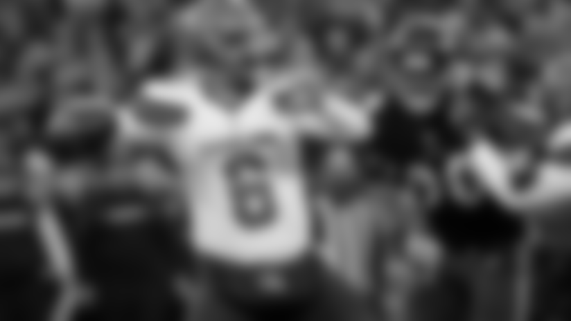 Cleveland Browns quarterback Baker Mayfield throws a pass in the first half of an NFL football game against the Baltimore Ravens, Sunday, Dec. 30, 2018, in Baltimore. (AP Photo/Carolyn Kaster)