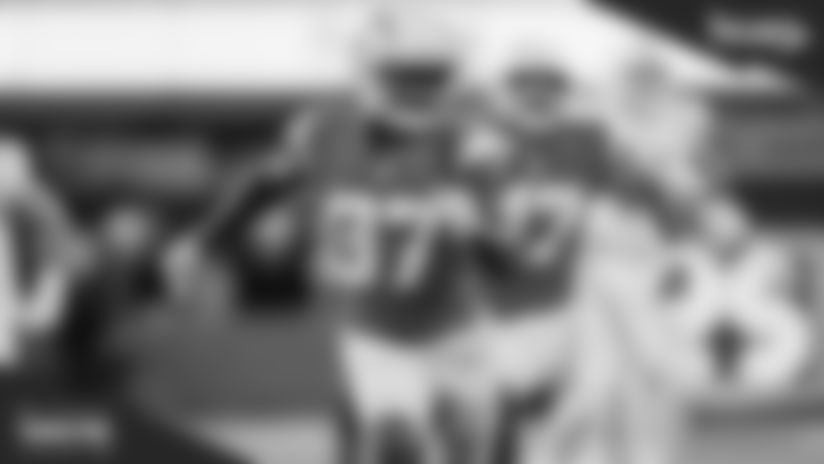 The Los Angeles Chargers today signed cornerback Kemon Hall.