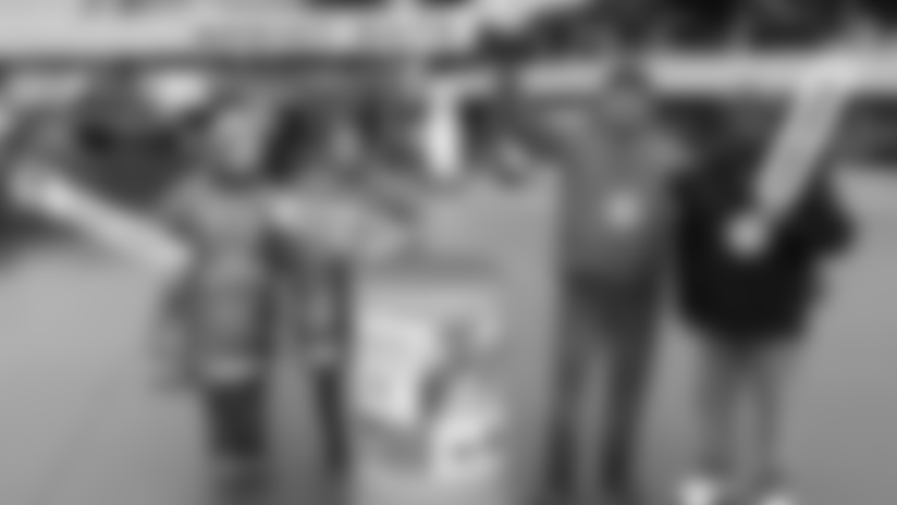 113015-SightsandSoundsBills-fooddrive.jpg