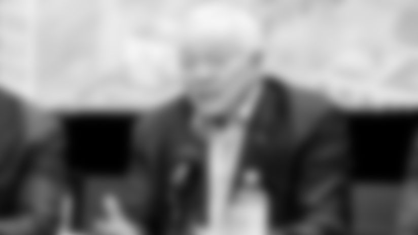 Inmediatamente después de enterarse de que el AT&T Stadium será una futura sede de la Copa del Mundo, Jerry Jones todavía tuvo tiempo para hablar sobre temas relacionados con el fútbol americano, abordando una amplia gama de temas.