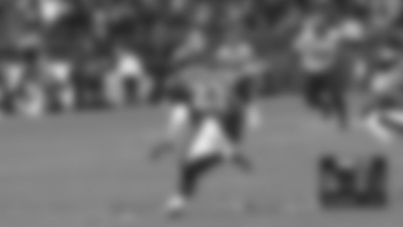 Highlight: Tip drill! Eagles intercept Wilson's throw for key turnover