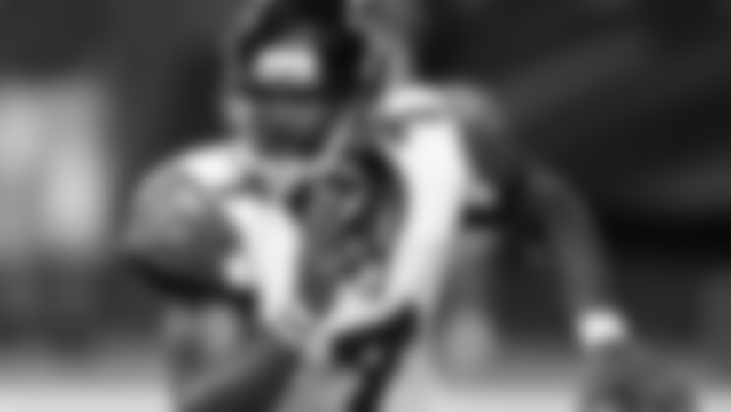 Michael-Vick_runs.jpg