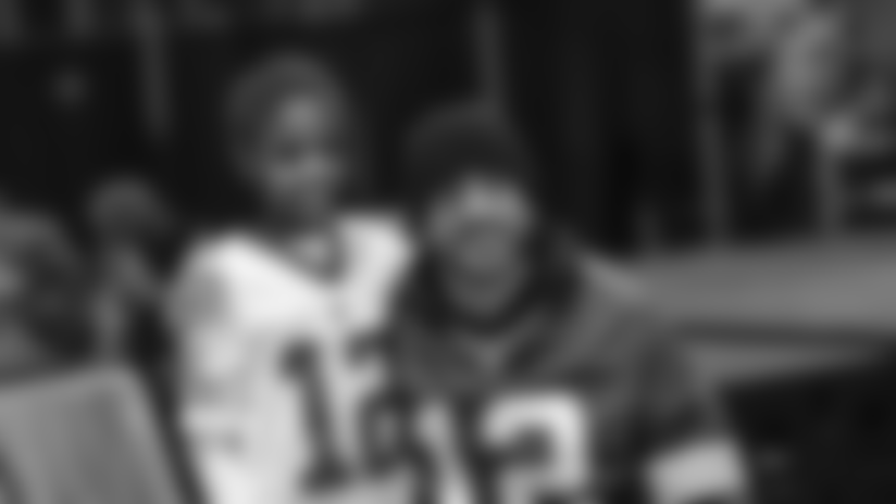 Aaron Rodgers surprises area youth at holiday pizza party