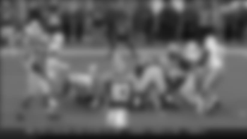 Packers RB Aaron Jones churns through pile for TD run