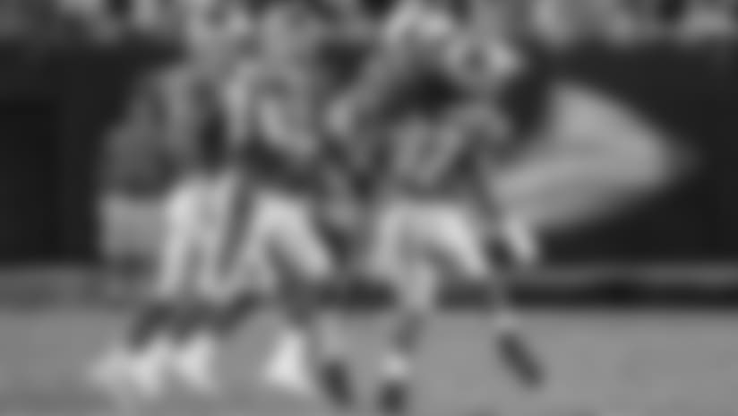Corn Elder makes acrobatic interception