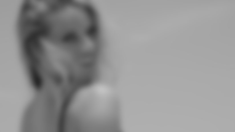 Patriots cheerleader Melissa answers the challenge and dives into the "fishbowl!"