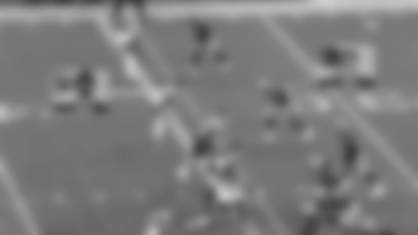 Brady uncorks 42-yard sideline pass to Hogan