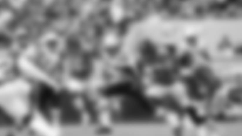 Tom Brady escapes from pressure and uses wheels for first down