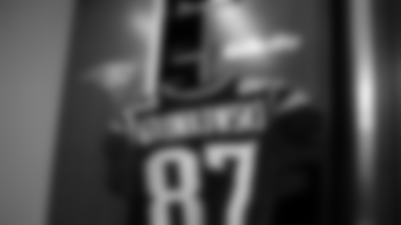 Pregame Week 17: Inside the Patriots locker room and player arrivals