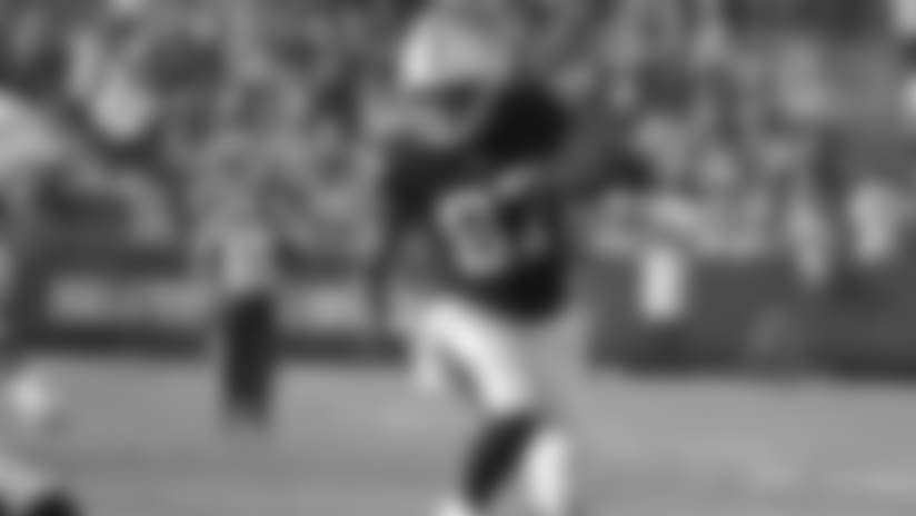 QB Derek Carr throws to TE Jared Cook for a 31-yard gain