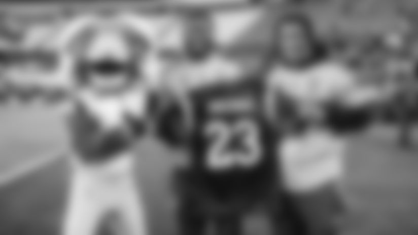 Watch as Los Angeles Rams players Quentin Lake and Ernest Jones meet up with Tigres midfielder Maricarmen Reyes and forward Mia Fishel who prep them for their first women's football experience in Nuevo León, Monterrey, Mexico. Then they become part of the fun as they experience the Tigres on the field.